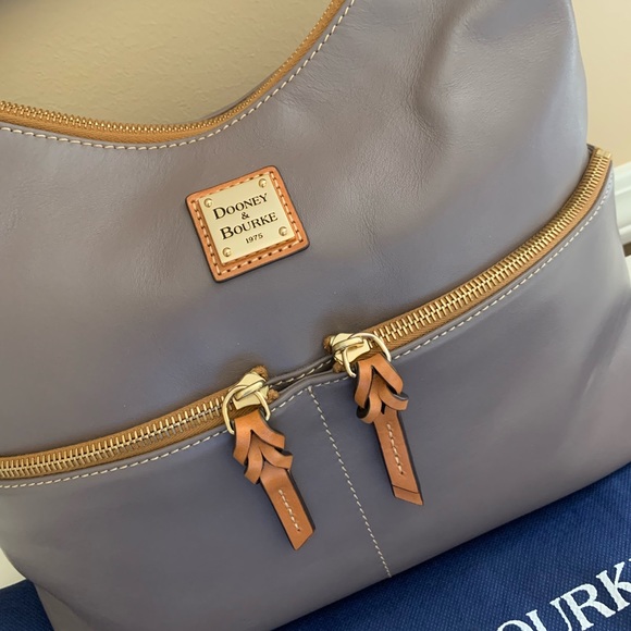π©Ά SALE!! Dooney and Bourke Wexford Smooth Leather Zipper Sac in Taupe π©Ά - Picture 5 of 16
